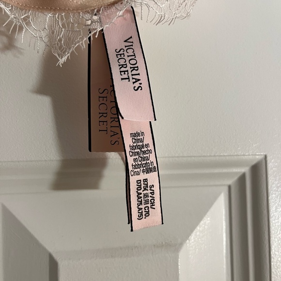 NWT Elegant Lace Bralette Victoria Secret - Picture 2 of 5